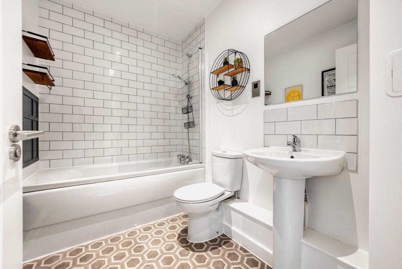 The Post House Two By Fortuna Property Gloucester Extérieur photo